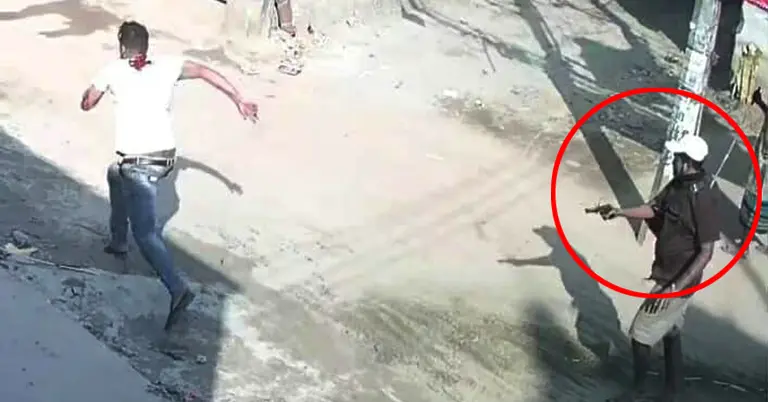 দৌড়ে পালাচ্ছে আহত পারভেজ, ডানে পিস্তল হাতে যুবক